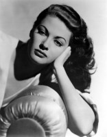 /album/photos/yvonne-de-carlo-1-jpg/